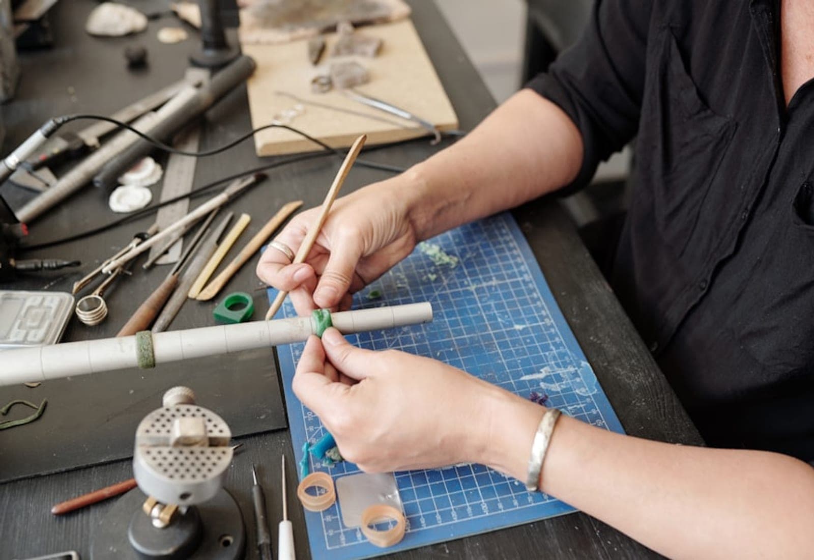 L'établi de l'atelier : outils de coupe, alênes et chutes de cuir